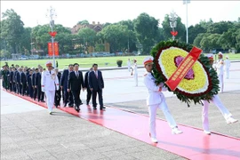 Dirigentes vietnamitas rinden homenaje a héroes del país