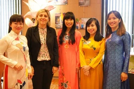 Presentan en Francia belleza del Ao Dai vietnamita
