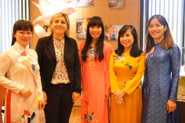 Presentan en Francia belleza del Ao Dai vietnamita