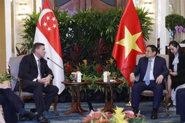 Premier solicita a Standard Chartered apoyar a Vietnam en transición energética