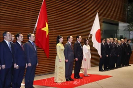 Premier japonés preside ceremonia de bienvenida al presidente vietnamita
