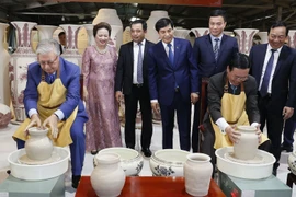 Presidentes vietnamita y kazajo visitan antigua aldea de cerámica de Chu Dau 