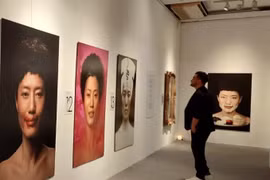 Artista español presenta fotos sobre la mujer en exposición en Vietnam