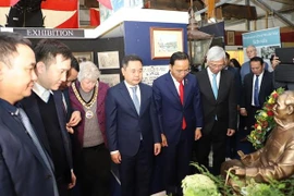 Inauguran estatua renovada de Presidente Ho Chi Minh en ciudad británica