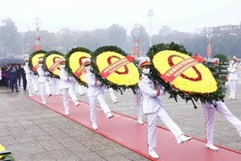 Dirigentes del Partido y Estado rinden homenaje al Presidente Ho Chi Minh