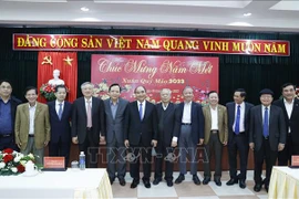 Presidente de Vietnam se reúne con ex dirigentes de la región central