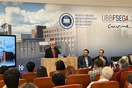 Libro de político rumano ofrece informaciones valiosas sobre Vietnam para lectores