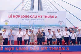 Premier vietnamita participa en acto de unión del tramo principal de puente My Thuan 2