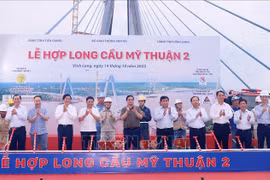 Premier vietnamita participa en acto de unión del tramo principal de puente My Thuan 2