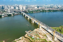 Avanza construcción del puente Vinh Tuy 2 sobre el río Rojo