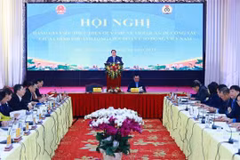Premier vietnamita insta a implementar tareas para mejorar calidad de vida de empleados 