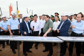 Premier vietnamita inspecciona proyectos claves en Hai Phong