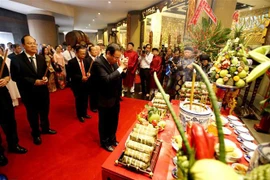 Dirigentes de Ciudad Ho Chi Minh rinden homenaje a Reyes Hung 
