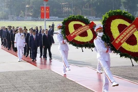 Dirigentes del Partido y Estado rinden homenaje al Presidente Ho Chi Minh