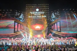 Desfilan más de seis mil mujeres con Ao Dai en Festival del Mar Nha Trang 