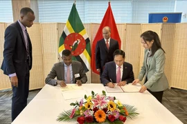 Vietnam y Dominica firman acuerdo de exención de visa para titulares de pasaportes diplomáticos y oficiales