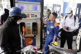 Continúan reduciendo precios de combustibles en Vietnam