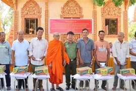 Obsequian al pueblo khmer en localidad vietnamita por año nuevo tradicional