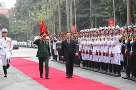 Presidente vietnamita participa en programa de elogio a rostros juveniles militares
