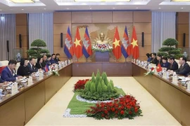 Presidente del Parlamento vietnamita conversa con homóloga camboyana