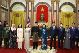 Presidenta interina vietnamita recibe a embajadores de Suiza, Malasia y Camboya
