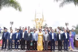 Vietnamitas en Laos rinden homenaje a los mártires connacionales
