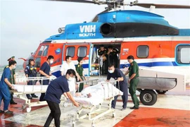 Pescadores en apuros en Truong Sa llevados al continente para recibir tratamiento
