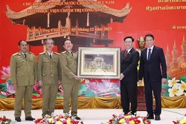 Presidente del Parlamento de Vietnam visita la Academia Política de Policía de Laos