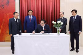 Líderes partidistas y estatales de Vietnam firman libro de condolencias por deceso del expremier chino