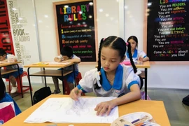 Estudiantes vietnamitas pintan sobre amistad Vietnam-Francia