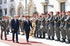 Efectúan ceremonia oficial de bienvenida al presidente vietnamita en Austria