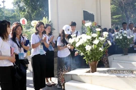 Jóvenes vietnamitas en exterior honran a mártires en encrucijada Dong Loc