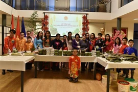Organizan clase de elaboración de pastel de arroz vietnamita en Holanda