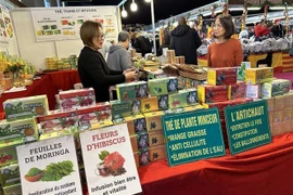Té y confituras vietnamitas presentados en feria de Francia