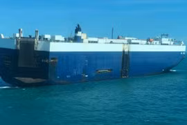 Refuerzan rescate de barco extranjero incendiado en aguas de Vietnam 