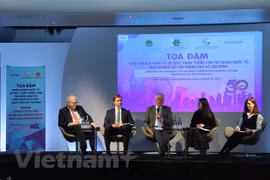 Reino Unido comparte con Vietnam sobre desarrollo de centro financiero internacional 