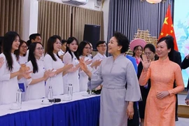 Cónyuges de presidentes vietnamita y chino visitan Universidad Nacional de Hanoi