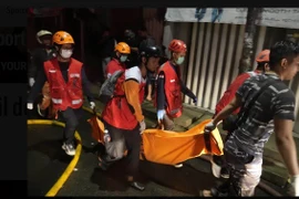 Tres personas desaparecidas tras incendio de petrolero en Indonesia