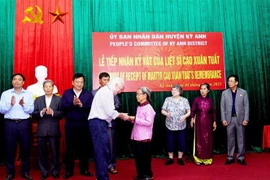 Veterano estadounidense devuelve diario de guerra a familia de mártir vietnamita