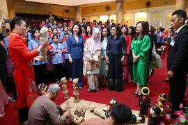 Cónyuges de premieres vietnamitas y malasios disfrutan de títeres de agua en Hanoi