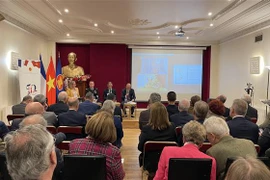 Destacan en seminario en París relaciones Vietnam-Francia