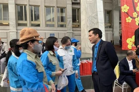 Actividades de solidaridad con trabajadores menos favorecidos de Hanoi en vísperas del Tet 2023
