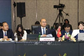 Vietnam asiste a reuniones consultivas de ministros de Economía de ASEAN y socios