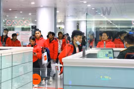 Regresan a casa ciudadanos vietnamitas de zonas de conflicto en el norte de Myanmar