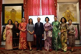 Presentan “ao dai” de Vietnam en Estados Unidos