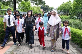 Cónyuges de premieres vietnamitas y malasios visitan Aldea Infantil SOS en Hanoi