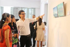Exploran México a través de pinturas de Diego Rodarte exhibidas en Vietnam
