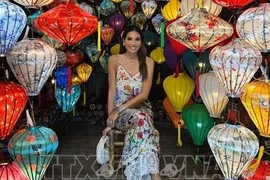 Presentadora de televisión italiana impresionada por Vietnam hermoso y cautivador