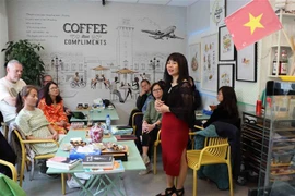 Presentan libros vietnamitas a lectores en Bélgica
