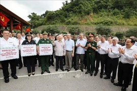 Secretario general del PCV visita puerta fronteriza de Huu Nghi